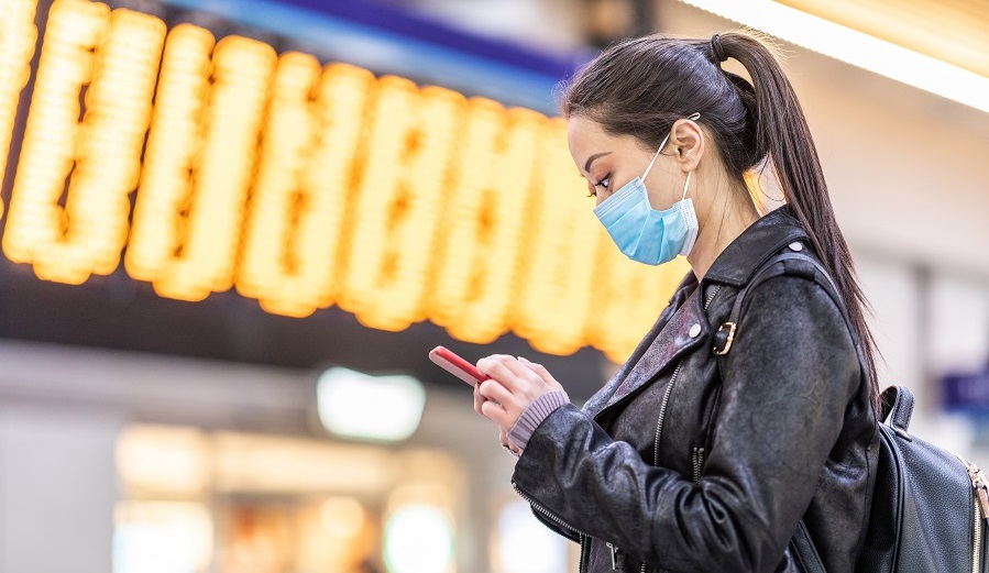 Si uno tiene que viajar, consejos para tratar de esquivar el coronavirus